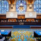 Los representantes de Ecuador y México, durante la audiencia de la Corte Internacional de Justicia, que se pronunció sobre el pedido de medidas cautelares.