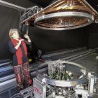 La directora de estrategia y desarrollo de negocio de Ciencia, Exploración y Transporte de GMV, Mariella Graziano, muestra un prototipo.