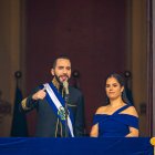 El presidente de El Salvador, Nayib Bukele junto a su esposa Gabriela Rodríguez, durante la ceremonia de investidura.