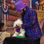 En la Terminal Terrestre de Guayaquil, un show de magia ha cautivado a los niños.