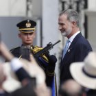 El rey Felipe VI saluda a su llegada para participar en la ceremonia de investidura del presidente salvadoreño, Nayib Bukele, este sábado.