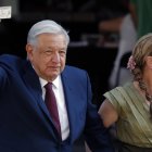 El presidente de México, Andrés Manuel López Obrador, en compañía de su esposa, Beatriz Gutiérrez, se retira tras votar en las elecciones este domingo 2 de junio.