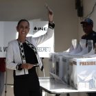 La candidata oficialista a la presidencia de México, Claudia Sheinbaum, emite su voto en las elecciones generales mexicanas este domingo 2 de junio.