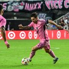 AME1100. FORT LAUDERDALE (ESTADOS UNIDOS), 01/06/2024.- Lionel Messi del Inter Miami en acción durante un partido de fútbol de la Major League Soccer (MLS) entre el Inter Miami CF y el St. Louis City este sábado, en el Chase Stadium de Fort Lauderdale, Florida (EE. UU). EFE/ Giorgio Viera