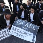Judíos ultraortodoxos protestan en Jerusalén contra el alistamiento forzoso al Ejército.