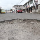 Tola Chica. La avenida Universitaria está llena de baches. Los vecinos del barrio aseguran que los trabajos de mantenimiento no duran.