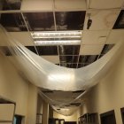 Cerca de las salas de exposiciones se encuentran áreas donde el techo se ha caído y con plásticos se ‘recoge’ el agua lluvia. En el lugar también hay talleres que han cerrado debido a los daños en la estructura.