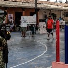 Miembros del Ejercito Mexicano resguardan a ciudadanos que emiten su voto en las elecciones generales mexicanas este domingo.