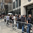 Mexicanos residentes en Nueva York asisten a votar en las elecciones generales de su país este domingo en la sede del consulado de México en Nueva York (México). México tiene la elección más grande de su historia con más de 98 millones de personas llamadas a renovar más de 20.000 cargos, incluyendo la presidencia, los 500 diputados, los 128 senadores y nueve gobiernos estatales. EFE/ Javier Otazu