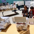 Ciudadanos emiten su voto en las elecciones generales mexicanas este domingo, en un colegio electoral en la ciudad de Toluca en el Estado de México (México).