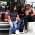 Fallecido. Familiares de Kevin Mendoza lloraban su muerte afuera de la morgue. Otros dos familiares de ellos se encontraban heridos.