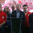 El líder nacional del Partido Acción Nacional (PAN), Marco Cortes (c), habla durante una rueda de prensa este domingo en Ciudad de México (México).