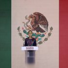 La candidata oficialista a la presidencia de México, Claudia Sheinbaum, habla durante una conferencia de prensa este lunes en la Ciudad de México