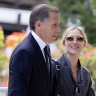 Hunter Biden (i), hijo del presidente de EE.UU. Joe Biden, y su esposa Melissa Cohen Biden (d), llegan a la corte el primer día de juicio contra Hunter