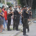 Agentes policiales y familiares de la víctima llegaron al sitio al conocer el suceso.