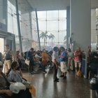 Usuarios hacen trámites en la sede de la entidad, ubicada en la Av. Fco. de Orellana.