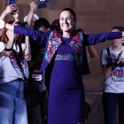 La oficialista Claudia Sheinbaum, ganadora de la elección, saluda a simpatizantes la madrugada de este lunes en la plancha del Zócalo en la Ciudad de México (México).