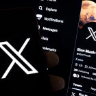 imagen ilustrativa que muestra a un usuario sosteniendo un teléfono móvil con el logo "X" frente al perfil de Elon Musk.