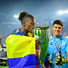 Andrés Micolta arropado de la bandera de Ecuador, besa la Concachampions que ganó con Pachuca.