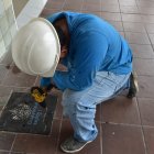 coloca tapas plásticas no reciclables como plan piloto para evitar robos de bienes
públicos