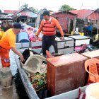 Ejército y trabajadores de emergencia apoyan el traslado traslado de la comunicad indígena Guna Yala de una de las diminutas islas.
