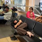 AME1510. LIMA (PERÚ), 03/06/2024.- Decenas de viajeros varados tratan de encontrar soluciones para sus viajes, debido al cierre del terminal por un corte de luz en la pista de aterrizaje, este lunes en el aeropuerto de Lima (Perú). Desde la madrugada de este lunes, la actividad en el principal aeropuerto internacional del país volvió a la normalidad, después de una suspensión de operaciones desde la noche del domingo por una falla en el cableado subterráneo de la pista de aterrizaje que afectó a más de 120 vuelos. Entre los primeros turistas en llegar a Lima estuvo la española Clara, de Valladolid, que visita por primera vez Perú, y había elegido la ciudad de Arequipa, segunda localidad del país, como su primer destino a conocer en el país. EFE/Paolo Aguilar