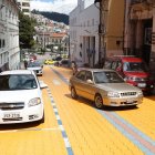 Los adoquines de la calle Caldas fueron pintados de color naranja.