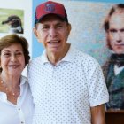 Alfonso Espinosa de los Monteros con su esposa.