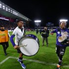 Kendry Páez (i) y Joao Ortiz (d) dirigieron los festejos con tambor en mano en la cancha.