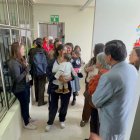 Las madres con sus hijos acuden a clases y en los ratos libres los amamantan.