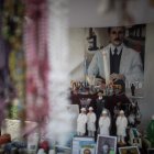 Láminas, retratos y figuras religiosas con la imagen del médico José Gregorio Hernández a la venta en las inmediaciones de una iglesia en Caracas (Venezuela).