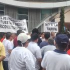 Decenas de transportistas reclamaron a lo largo de la avenida Quito