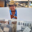Ciudadanos emiten su voto en las elecciones generales mexicanas en un colegio electoral, en el municipio de Coyuca de Benítez, en Guerrero (México).