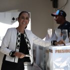 La candidata oficialista a la presidencia de México, Claudia Sheinbaum, vota en las elecciones generales mexicanas, en un colegio electoral en la Ciudad de México (México).