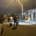 Equipos especializados acuden a la escena del crímen para el levantamiento de los cadáveres.