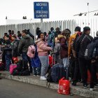 Migrantes esperan sobre una calle, este 5 de junio en la ciudad de Tijuana, Baja California.