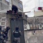 Efectivos policiales durante el allanamiento a una de las viviendas en este caso.