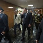 Henry Kronfle improvisó una rueda de prensa para responder al viceministro Esteban Torres.