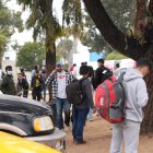 Migrantes esperan su turno para subir a un bus, este 5 de junio en San Ysidro, San Diego (Estados Unidos).