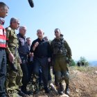 El primer ministro israelí, Benjamín Netanyahu, en una vista a las tropas apostadas en la frontera con Líbano después de varios días de intenso intercambio de fuego con Hizbulá.