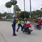 Momento en el que el agente intentó, sin suerte, de detener al motociclista.
