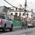 Gran parte de la señalética en la calle Manuel Larrea está desvanecida. Peatones cruzan corriendo la vía y no usan los pasos cebra.