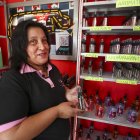 Fotografía de archivo en donde se ve a Sonia Landeta, una mujer que desarrolló un emprendimiento de ambientadores de automóvil en Quito
