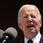 El presidente estadounidense Joe Biden pronuncia un discurso durante la ceremonia que conmemora el 80º aniversario del desembarco aliado del Día D.