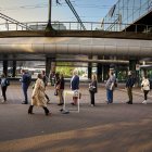 Los votantes hacen cola para emitir su voto para las elecciones parlamentarias europeas en un colegio electoral de la estación central de La Haya, Países Bajos, 06 de junio de 2024.