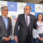 El presidente Kronfle junto a los jefes de bancada de Construye y de la Revolución Ciudadana.