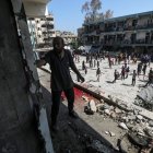Gaza. Varios palestinos recorren la escuela que fue destruida tras un ataque aéreo israelí.
