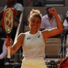 Paris (France), 06/06/2024.- Jasmine Paolini of Italy celebrates winning her Women"s Singles semi final match against Mirra Andreeva of Russia during the French Open Grand Slam tennis tournament at Roland Garros in Paris, France, 06 June 2024. (Tenis, Abierto, Francia, Italia, Rusia) EFE/EPA/MOHAMMED BADRA