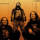 De izquierda a derecha, Katerina Economou (voz), Jesse Adan Fuentes (batería) y Kris Morash (guitarra), el núcleo duro de Escuela Grind.