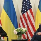 El presidente estadounidense Joe Biden (derecha) y el presidente de Ucrania, Volodymyr Zelensky (izq.), celebran una reunión bilateral en el Hotel Intercontinental de París.